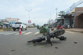 Xe máy chở rau gây tai nạn chết người