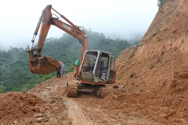 Sạt lở núi ở Quảng Ngãi, tê liệt giao thông vùng cao 