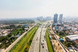 Thông xe tạm một đoạn đường song hành xa lộ Hà Nội