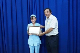 Hộ lý trả lại chỉ vàng cho bệnh nhân đánh rơi