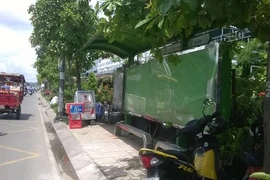 Xóa nhanh hình ảnh phản cảm ở trạm chờ xe buýt