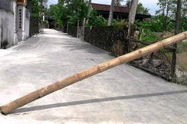 Bị xóm 'phạt' 20 triệu vì cho ô tô đi vào đường mới làm