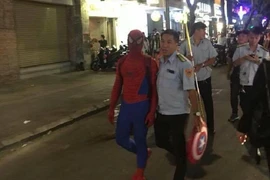 “Người nhện” ở phố đi bộ có thực hiện buôn bán