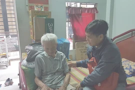 Cha già nuôi hai con gái phát triển không bình thường