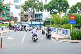 Chạy xe ngược chiều bất chấp nguy hiểm giờ cao điểm