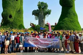 Người dân đi du lịch nước ngoài trong dịp lễ 30-4. ẢNH: M.HÂN