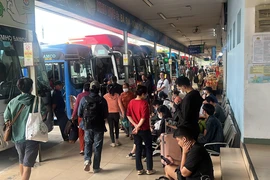 Tết Dương lịch 2024: Lý do người dân chọn di chuyển bằng xe khách nhiều 