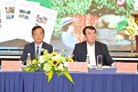 Chủ trì buổi tọa đàm là TS Phạm S, Tỉnh ủy viên, Phó Chủ tịch UBND tỉnh Lâm Đồng (phải) và ông Nguyễn Đức Hiển, Phó Tổng Biên tập báo Pháp Luật TP.HCM. Ảnh: TIẾN THÀNH