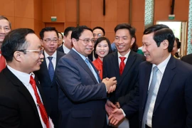Thủ tướng Phạm Minh Chính cùng đại diện các doanh nghiệp tại buổi gặp gỡ nhân ngày Doanh nhân Việt Nam.