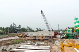 2 dự án thành phần thuộc dự án cao tốc trục ngang ĐBSCL chậm tiến độ