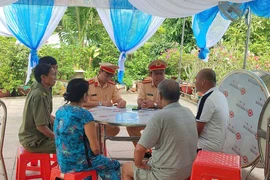 CSGT đến tiệc cưới để tuyên truyền quy định về nồng độ cồn