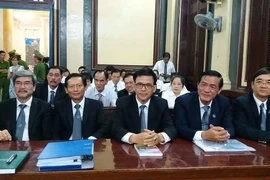 Không có mặt bà Hứa Thị Phấn, tòa vẫn xét xử