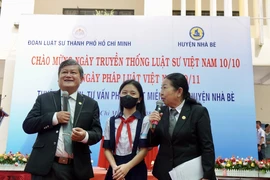 Tham gia buổi tuyên truyền pháp luật, học sinh Nhà Bè được tặng quà