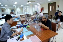 Bỏ công chứng trong giao dịch đất đai: Nên hay không?