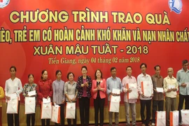 Chủ tịch Quốc hội thăm và tặng quà Tết tại Tiền Giang