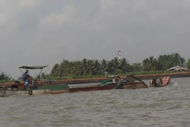 Dân trắng đêm thức đuổi “cát tặc“