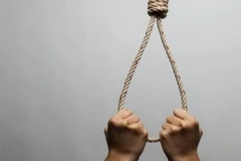 Một bị can chết trong tư thế treo cổ trong buồng giam
