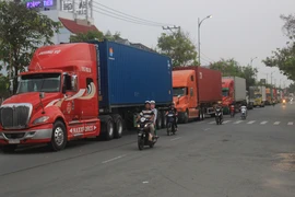Cấm xe 3 trục, cầu Rạch Miễu vẫn kẹt hơn 10 km
