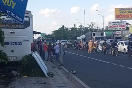 Va chạm xe khách và xe máy, 2 người thương vong 