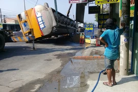 Lật xe bồn chở hóa chất, quốc lộ 1 ùn tắc 10 km