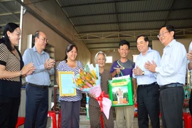 Cụ bà chia sẻ nước ngọt trong mùa hạn mặn được khen ngợi