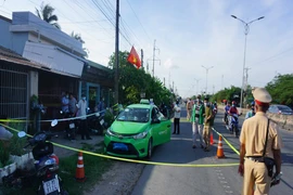 Tài xế lái taxi chở chất nghi ma túy và thuốc lắc