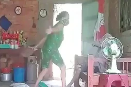 Long An: Công an vào cuộc vụ cụ bà bị con gái bạo hành
