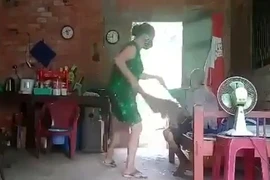Bắt tạm giam người phụ nữ đánh đập, đổ chất bẩn lên đầu mẹ già