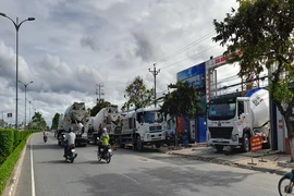 Đoàn xe bê tông 'khủng' dàn trận chiếm mặt đường QL60