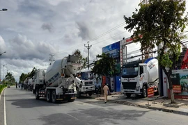 CSGT lập biên bản đoàn xe bồn chở bê tông Phú Thành