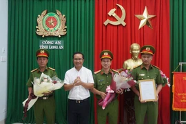 Long An: Thưởng lực lượng phá đường dây ma túy ở biên giới