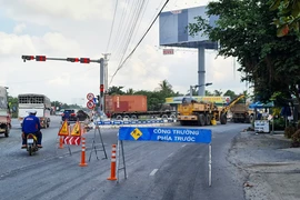 Đang khắc phục hư hỏng trên tuyến tránh BOT Cai Lậy