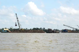 Trúng đấu giá 4 mỏ cát, nhưng không đến nộp tiền