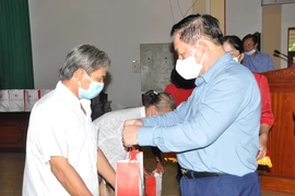 Ông Nguyễn Trọng Nghĩa tặng quà gia đình chính sách, hộ nghèo 
