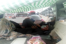 Nhiều người Trà Vinh tự về quê bị chặn ở chốt cầu Cổ Chiên, ăn ngủ trên cầu