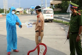 CSGT Tiền Giang buộc quay đầu nhiều xe chở quan tài từ TP.HCM về miền Tây