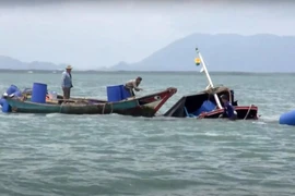 Bộ đội Biên phòng Bến Tre cứu 3 thuyền viên bị chìm tàu trên biển