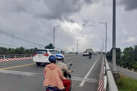 Phân luồng giao thông phục vụ kiểm định công trình cầu Hàm Luông