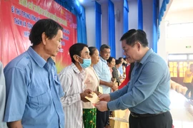  Trưởng Ban Tuyên giáo Trung ương Nguyễn Trọng Nghĩa thăm, tặng quà Tết tại Tiền Giang