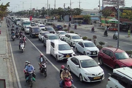 Chiều mùng 4 Tết, CSGT liên tục điều tiết cho lưu thông 1 chiều lên cầu Rạch Miễu
