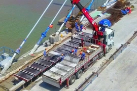 Dự án cầu Rạch Miễu 2 tăng tốc thi công xuyên Lễ 30-4, kịp về đích trong tháng 8-2025