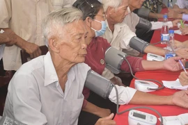 Vĩnh Long: Khám bệnh và tặng 1.700 suất quà cho người có công