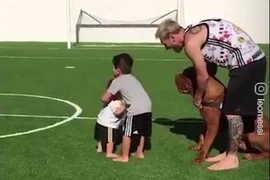 Ronaldo và Messi, ai 'chăm' con hơn?