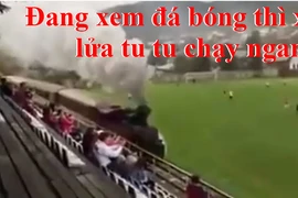 Chuyện lạ: Đang đá bóng thì xe lửa chạy ngang sân