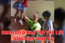 Ronaldo với sáng kiến vừa nâng tạ vừa chơi với con