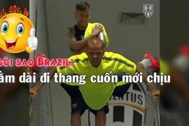 Sao Brazil nghịch ngợm nằm dài khi đi thang cuốn