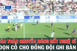 Văn Toàn chuyền bóng thật nghệ sĩ cho đồng đội ghi bàn