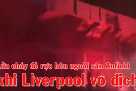 Lửa rực sáng ngoài sân Anfield khi Liverpool vô địch