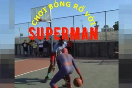 Superman thách thức tất cả mọi đối thủ ném bóng 