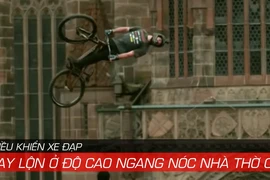 Kỷ lục bay cùng xe đạp cao ngang nóc nhà thờ cổ